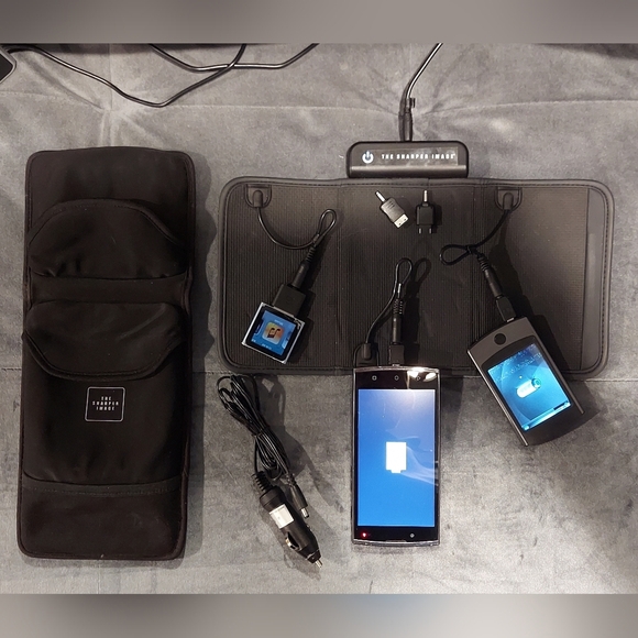 SHARPER IMAGE PORTABLE CHARGING VALLET CHARGE 3 DEVICES 5 DIFFERENT POWER TIPS - Picture 2 of 10